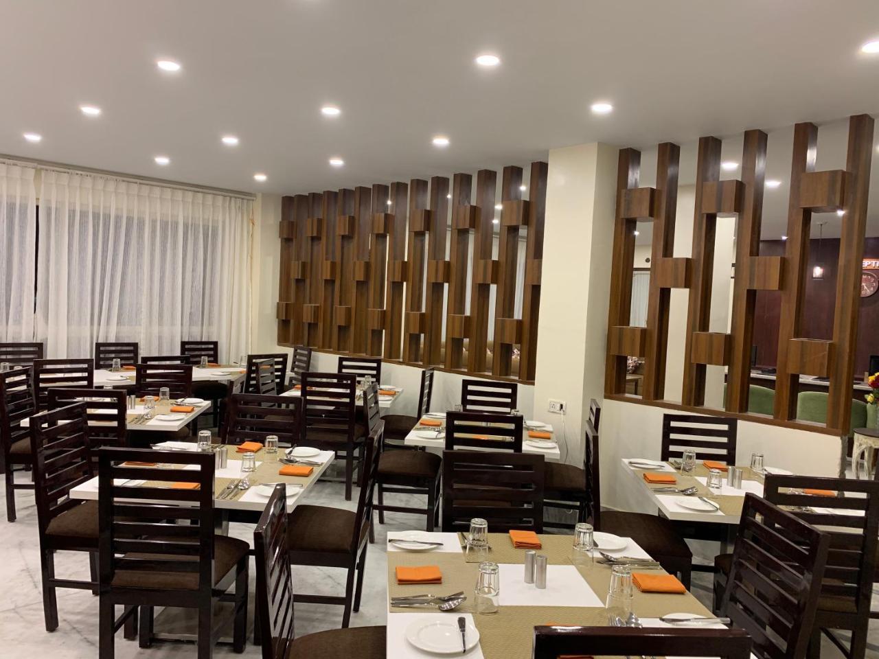 The Aryan Regency Hotel Пелинг Екстериор снимка